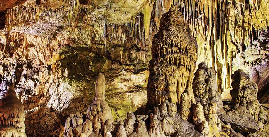 Таинственные сталактиты и сталагмиты в пещерах Дамлатас