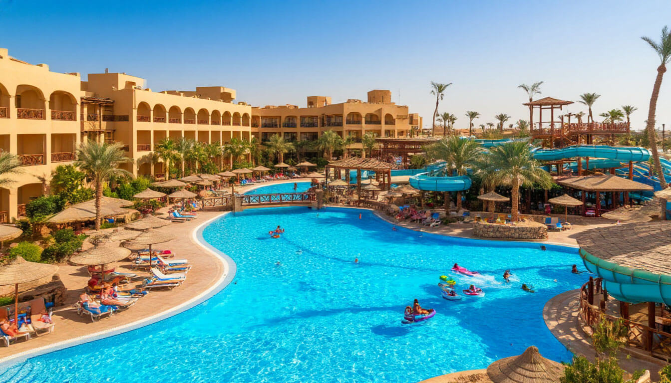 На фото отель с баром, бассейном и аквапарком. Туры в Египет в декабре из Москвы.