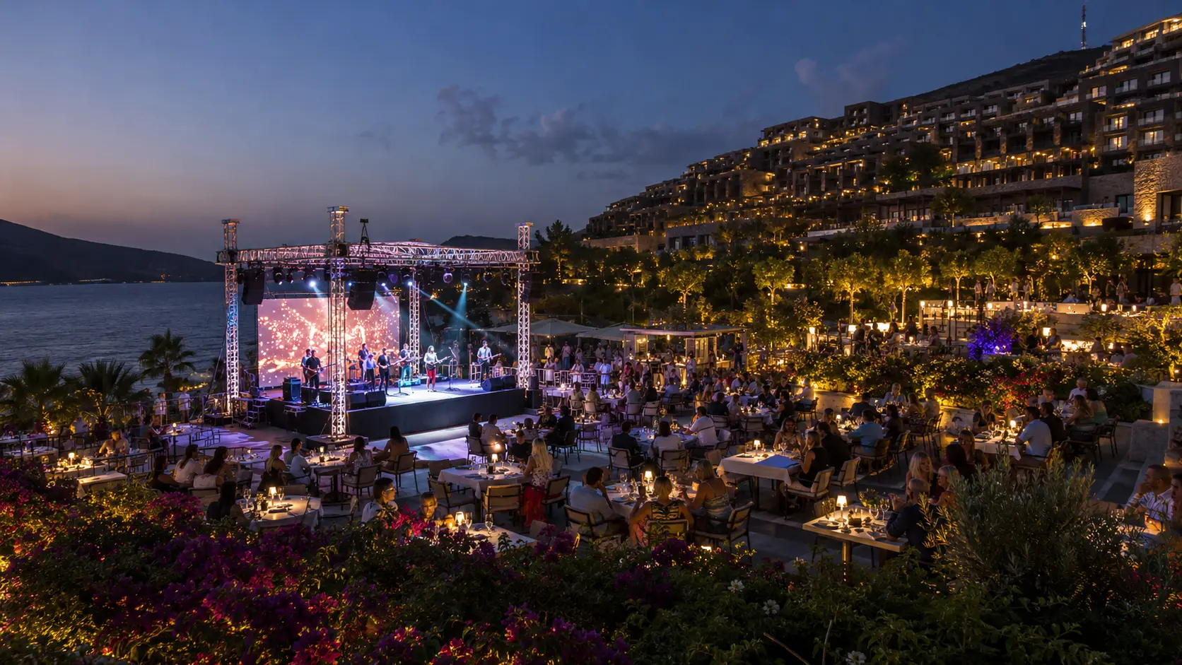 Сцена у моря в Titanic Luxury Collection Bodrum вечером.