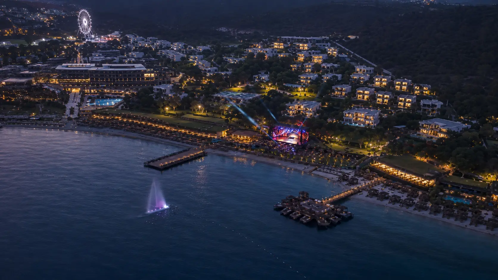 Вид с высоты на Vogue Hotel Supreme Bodrum со сценой у моря.