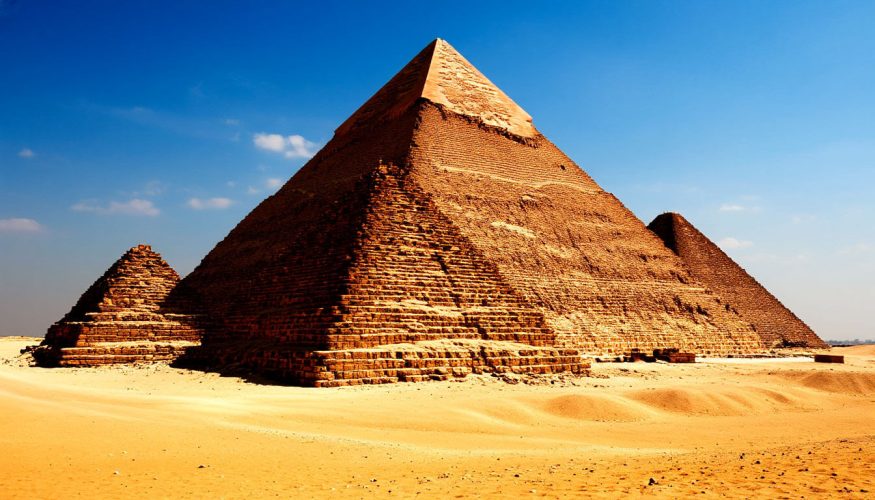 На фото Египетские пирамиды.